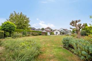 In een rustige, residentiële buurt van Hoeilaart, op wandelafstand van winkels, scholen en openbaar vervoer, presenteren wij dit instapklaar en energiezuinig gebouw met gemengd gebruik (bew. opp. 257 m²) op een perceel van 12a54ca. Grote raampartijen zorgen voor veel daglicht en een mooi zicht op de groene tuin.

Vrij beroep: deels ingericht met rechtstreekse toegang vanop straat, ideaal voor kapsalon/praktijk/kantoor/showroom. Voorzie ontvangstruimte, kantoor en sanitair (gebruik conform stedebouwkundige voorschriften).

Wonen: ruime leefruimte met open haard en eetkamer, aansluitend op een open én overdekt terras. Volledig ingerichte keuken met toegang tot het terras. Op het gelijkvloers: 2 grote slaapkamers, elk met eigen badkamer en dressing en-suite. Bovenverdieping: polyvalente ruimte als 3e slaapkamer met dressing en bureau.

Techniek &amp; energie: recente warmtepomp, 37 zonnepanelen, dakisolatie en hoogrendementsbeglazing (dubbel/deels driedubbel) → laag verbruik en hoog comfort.

Buiten &amp; praktisch: aangelegde tuin met tuinhuis; garage met automatische poort.

Contact: 02/731 07 07 — immo@home-consult.be