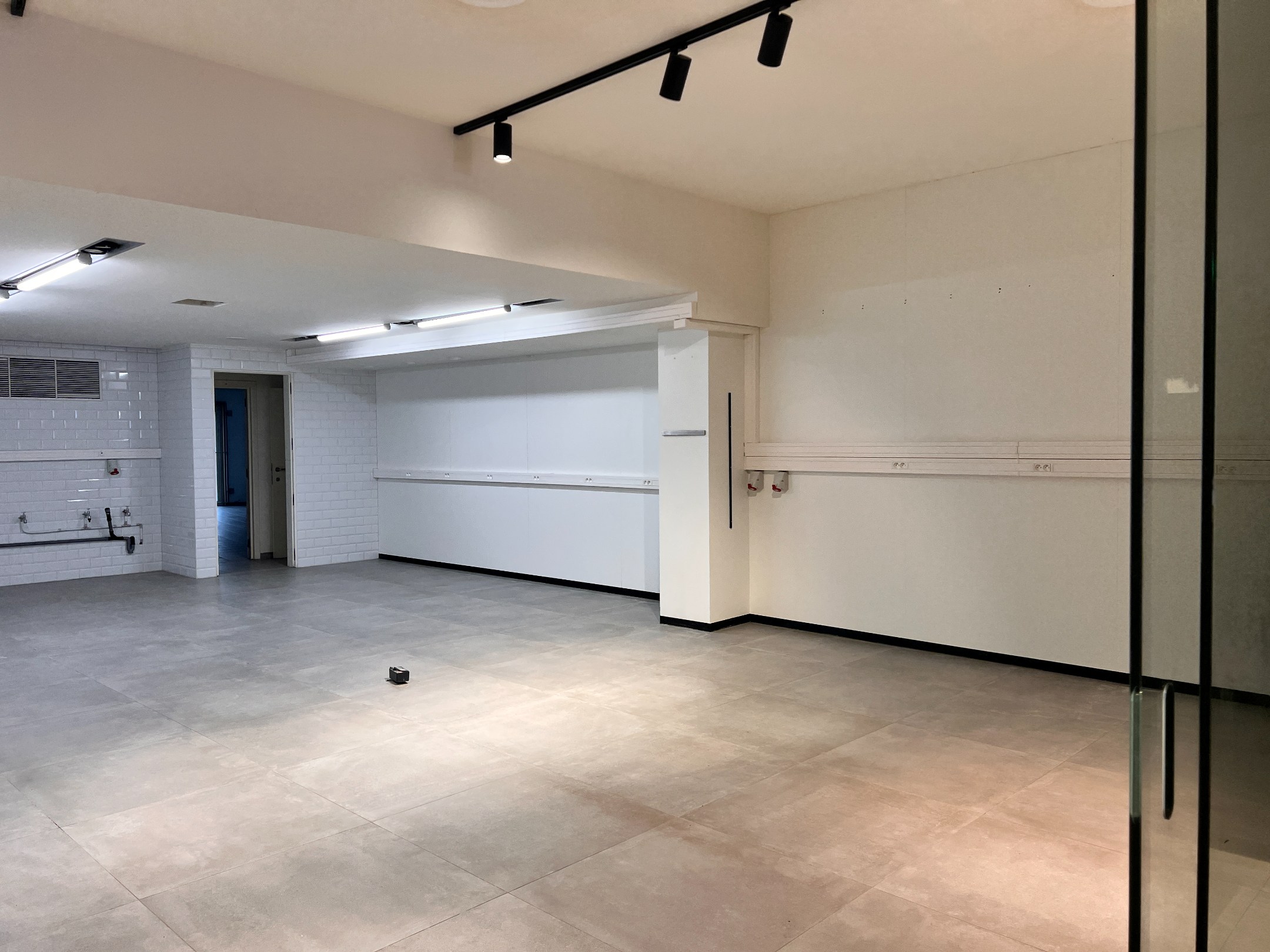 Local commercial d'environ 170 m² situé dans le meilleur emplacement avec une excellente visibilité. - photo 4