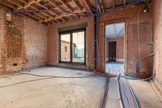 <p>Te koop: ruwbouwwoning in Sint-Niklaas, gelegen aan de stadsrand in een rustige, residentiële buurt.</p>
<p>In de Vlasbloemstraat vindt u deze ruwbouwwoning, ideaal voor wie op zoek is naar een project dat volledig naar eigen smaak en wensen kan worden afgewerkt. Gelegen aan de rand van Sint-Niklaas geniet u hier van een rustige woonomgeving met een vlotte verbinding naar het stadscentrum en de belangrijkste invalswegen.</p>
<p>Deze woning biedt een uitstekende basis om uw eigen woonconcept te realiseren. Dankzij de reeds uitgevoerde ruwbouwwerken heeft u de vrijheid om de verdere afwerking, indeling en materiaalkeuzes volledig zelf te bepalen.</p>
<p> </p>
<p>Troeven:<br />• Ruwbouwwoning met tal van afwerkingsmogelijkheden<br />• Rustige ligging aan de stadsrand<br />• Vlotte bereikbaarheid via belangrijke invalswegen<br />• Mogelijkheid om de woning volledig naar eigen smaak af te werken<br />• Nabij winkels, scholen en openbaar vervoer</p>
<p>Opgelet: Het momenteel vermelde EPC betreft het oude certificaat. Door de uitgevoerde werken en de huidige ruwbouwstaat is een nieuw EPC in aanvraag en zal dit beschikbaar zijn zodra de opmaak is afgerond.</p>
<p> </p>
<p>Bent u op zoek naar een woning die u volledig kunt personaliseren? Dan is dit een unieke kans.</p>
<p> </p>
<p>Neem vandaag nog contact op met uw ERA-makelaar voor meer informatie of een bezoek ter plaatse.</p>
<p>JOUW DROOMHUIS. ZO GEVONDEN!</p>