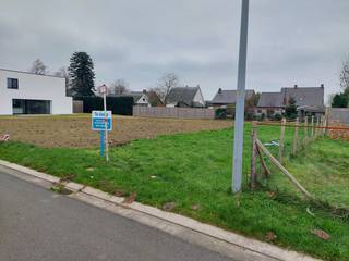 Lot 2 heeft een oppervlakte van 326 m² en is gelegen in een goedgekeurde en reeds aangelegde verkaveling in de Vogelzangstraat langsheen de...