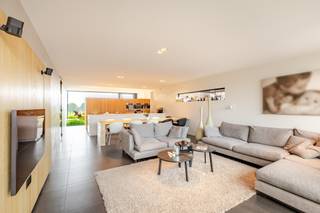 <p><span>Exclusief wonen in Aalst deze indrukwekkende woning op de Ouden Dendermondsesteenweg combineert luxe, ruimte en hoogwaardige afwerking op een uitzonderlijke manier. Gebouwd in 2012 met uitsluitend kwalitatieve materialen en afgewerkt tot in de kleinste details, biedt deze eigendom een unieke woonbeleving voor wie op zoek is naar comfort en elegantie.</span></p><p><span>Met een royale bewoonbare oppervlakte van maar liefst 267 m² geniet u hier van uitzonderlijk ruime leefruimtes en een doordachte indeling. Op het gelijkvloers bevindt zich een lichtrijke en uiterst ruime leefruimte met een luxueus ingerichte open keuken, voorzien van hoogwaardige toestellen en verfijnde afwerking. De talrijke ingemaakte kasten op maat zorgen voor een strakke uitstraling en optimaal gebruik van de ruimte. Verder beschikt het gelijkvloers over een apart gastentoilet en een praktische, ruime berging. Ook buiten werd niets aan het toeval overgelaten. De prachtig aangelegde zuidgerichte tuin vormt een waar verlengstuk van de woning en biedt pure ontspanning dankzij de jacuzzi, sauna en het stijlvolle overdekte terras. Een unieke plek om in alle privacy te genieten van rust en comfort. De eerste verdieping is ingericht als luxueuze mastersuite met een ruime slaapkamer, een exclusieve badkamer, apart toilet, grote dressing en een stijlvolle bureauruimte. Op de tweede verdieping bevinden zich nog twee ruime slaapkamers, beide voorzien van op maat gemaakte inrichting. Daarnaast is er een moderne douchekamer, een apart toilet en een praktische berging/wasplaats. Deze prachtige woning onderscheidt zich door haar uitzonderlijke afwerkingsgraad, hoogwaardige materialen en tijdloze klasse. Een unieke opportuniteit voor wie exclusief en zorgeloos wil wonen in Aalst.</span></p><p><span> </span></p><p><span>Voor meer informatie en/of een bezoek, contacteert u Didier van Immo Zone op het nummer 0476/ 73. 17. 99.</span></p>