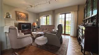 Ruime en lichtrijke <strong>laagbouwvilla met 3 slaapkamers</strong>, <strong>TERRAS</strong>, <strong>TUIN </strong>en <strong>GARAGE</strong>, op een uitstekende ligging in een een rustige en <strong>residentiele woonwijk te Sint-Kruis ( Male )</strong>. Dichtbij diverse (buurt)winkels en openbaar vervoer. De woonst heeft ook een vlotte verbinding naar het centrum van Sint-Kruis, de ring en het centrum van Brugge. De eigenaars (80-plussers) wensen voor langere termijn in de woning te blijven wonen mits betaling van een vaste huur aan de nieuwe eigenaars.<br />Deze woning is dus een ideaal <strong>investeringspand </strong>met <strong>gewaarborgde huur</strong> en op langere termijn eventueel geschikt voor eigen gebruik of wederverhuur.<br />Een win-win voor beide partijen!<br />+ Asbestveilig!<br />+ Met zorg onderhouden!<br />+ Grotendeels venieuwd in 2020 (nieuw dak, keuken, badkamer)<br />+ Goede mobiscore 7,9 op 10!<br />+ Geen renovatieplicht!<br />+ Gewaarborgde huurinkomsten.<br /><br />Omvat een inkom, gastentoilet, ruime en lichtrijke woonkamer met zit- en eetplaats, ingerichte en vernieuwde keuken, 3 slaapkamers, badkamer met inloopdouche, zolder (voor berging / stockage), inpandige garage met elektrische poort en ruime oprit, zuidgericht terras ( deels overdekt en windvrij ) en een verzorgde tuin rondom de woning met tuinhuis.<br />Vastgoedinformatie in aanvraag.<br />P-score=D G-score=B<br /><br />Bruikbare vloeroppervlakte 139 m²<br />Totale grondoppervlakte 700 m²