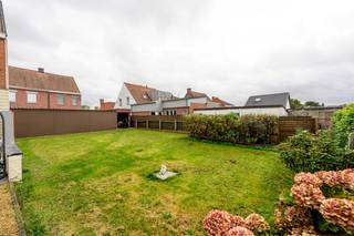 Dit perceel bouwgrond voor een halfopen woning is gelegen in de Steenstraat naast huisnummer 24.<br />De totale oppervlakte bedraagt 276 m² en heeft een straatbreedte van 10,62 m².<br /><br />Het stedenbouwkundig voorschrift geeft aan dat er maximum 2 bouwlagen met dak gebouwd mag worden.<br />De maximum bouwdiepte bedraagt 12 m op het gelijkvloers en 10 m op de verdieping.<br /><br />Doordat het perceel terug te vinden is in het centrum zijn er tal van faciliteiten op wandelafstand makkelijk bereikbaar.<br /><br />Algemeen:<br />- De garageboxen zijn opzegbaar na akte met korte termijn<br />- Nutsvoorzieningen dienen door de koper voorzien te worden<br /> 
