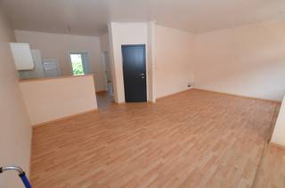 Indeling:<br /><br />Inkom, woonkamer, open keuken, 1 slaapkamer, badkamer met ligbad, wastafel en toilet, berging. <br />Gemeenschappelijke fietsenberging.<br /><br />- Elektriciteit conform<br />- Kleine residentie (GEEN LIFT)<br />- Dubbele beglazing PVC<br />- Geen syndickosten.