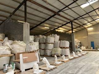 Ruim magazijn van 2100 m² met aangrenzend buitenplein van 900 m². Voorzien van 2 brede schuifpoorten (11 m en 3 m), elektrische poort...