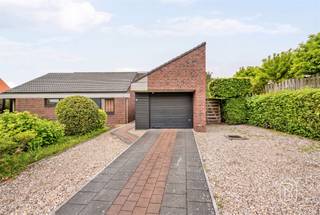 <p>Karaktervolle en ruime villa met 3 slaapkamers, prachtig gelegen in een rustige omgeving. <br /><br />Deze instapklare woning combineert charme, comfort en energiezuinig wonen dankzij onder meer een zonneboiler, regenwaterrecuperatie en airconditioning.<br /><br />Geniet van een mooie, zonnige tuin met veel privacy, een garage en tal van praktische bergruimtes. <br /><br />Een ideale thuis voor wie op zoek is naar ruimte, karakter en comfort op een mooie ligging. 🌿</p>
