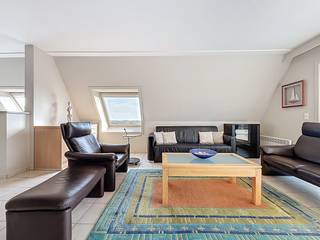 Penthouse clé en main avec terrasse ensoleillée, offrant une vue imprenable sur la réserve de dunes Similiduinen à Nieuwpoort-Bad.<br />L’appartement est entièrement meublé et comprend une cave.<br />Grâce à son emplacement central, vous êtes à distance de marche de la digue, du centre commercial et des transports en commun.<br />À l’intérieur, vous trouverez un hall d’entrée avec toilette séparée, un vaste et lumineux séjour donnant directement sur la grande terrasse, une cuisine ouverte entièrement équipée et deux chambres.<br />L’une des chambres dispose d’une salle de bains attenante avec douche, meuble-lavabo, toilette et raccordement pour machine à laver.<br />Il est également possible d’acquérir un garage dans la même résidence.