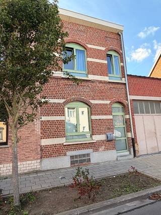 <p>Instapklaar | EPC B | 3 Slaapkamers | Tuin | Elec conform</p><p>Troeven<br />• 3 ruime slaapkamers<br />• Gezellige tuin met terras en tuinberging<br />• Kelder<br />• EPC-label B<br />• 17 Zonnepanelen & warmtepompboiler<br />• Regenwaterput aanwezig met pompinstallatie<br />• Mobiscore 9,3/10<br />• Beschikbaarheid vanaf 1 april of in overleg<br />• volledig vernieuwde elektriciteit -– met conform keuringsattest en asbestvrij</p><p>Op zoek naar een instapklare woning met tuin op een leuke locatie? Deze gezellige gezinswoning in de Groenstraat combineert comfort, energiezuinigheid en een praktische indeling op een totale oppervlakte van 1a 90ca en 150² bewoonbare oppervlakte.<br />De woning<br />Via de inkomhal kom je in de ruime leefruimte met veel natuurlijk licht, hoge plafonds en zicht op de tuin. De bureauruimte, keuken en eetruimte sluiten hier mooi op aan. Verder vind je op het gelijkvloers een een apart toilet, berging en toegang tot de kelder.</p><p>Op de eerste verdieping bevindt zich een ruime slaapkamer met ingebouwde kasten en een badkamer met bad, douche, dubbele lavabo en toilet.<br />De tweede verdieping beschikt over twee extra slaapkamers. In totaal zijn er dus drie slaapkamers, ideaal voor een gezin of voor wie graag een aparte werk- of hobbyruimte heeft.</p><p>Tuin & ligging<br />Achteraan geniet je van een volledig omheinde en zuidgerichte onderhoudsvriendelijke tuin met terras, voldoende privacy en tuinberging. Een aangename plek om te ontspannen, te spelen of gezellig buiten te eten.</p><p>Comfort & renovaties<br />De woning heeft een EPC-label B (194 kWh/m²/jaar). en werd de voorbije jaren op verschillende vlakken vernieuwd, waaronder:<br />• keuken (2017)<br />• plat dak, glasstraat en schuifraam (2018)<br />• condensatieketel op gas (2015)<br />• 17 zonnepanelen - 6.375 Wp (2022)<br />• dakisolatie (plat en hellend dak)<br />• volledig vernieuwde elektriciteit -– met conform keuringsattest</p><p>Contact opnemen :</p><p>De oppervlakten zijn louter indicatief en de in de advertentie vermelde informatie is niet contractueel.</p>