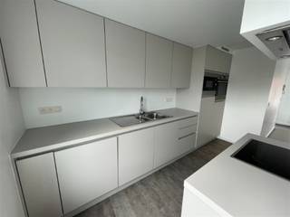 appartement rénové en duplex : séjour avec cuisine ouverte équipée, réfrigérateur, congélateur, four, micro-ondes, plaques de cuisson,...
