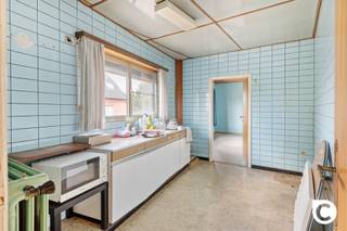 <p><span>Te renoveren, ruim 2-slaapkamerappartement (ca. 111 m²) met garagebox en berging in hartje Aartselaar</span></p><p><span>Op wandelafstand van het centrum van Aartselaar en met een uitstekende verbinding naar de A12, vindt u dit lichtrijke en ruime appartement met privatieve inkomhal, grote garagebox en handige berging. Dankzij de aparte nutsvoorzieningen en het ontbreken van maandelijkse gemeenschappelijke kosten, geniet u hier van een zeer voordelige woonst.</span></p><p><span> </span></p><p><span>Indeling</span></p><p><span> </span></p><p><span>Privatieve inkomhal</span><span><br /></span><span>U betreedt het appartement via de aparte inkomhal die tevens toegang biedt tot de ruime berging – ook langs de straat bereikbaar.</span></p><p><span> </span></p><p><span>Leefruimte & keuken</span><span><br /></span><span>De zonnige leefruimte op de eerste verdieping baadt in het natuurlijk licht. Aansluitend bevindt zich de gesloten, ingerichte keuken met voldoende kastruimte.</span></p><p><span> </span></p><p><span>Badkamer & slaapkamers</span><span><br /></span><span>Achteraan het appartement liggen twee volwaardige slaapkamers. De badkamer beschikt over een bad, douche en toilet.</span></p><p><span> </span></p><p><span>Garagebox</span><span><br /></span><span>Een ruime garagebox is inbegrepen in de vraagprijs – een grote meerwaarde in deze buurt.</span></p><p><span> </span></p><p><span>Troeven</span></p><ul><li><span>Aparte inkomhal</span></li><li><span>Ruim appartement van ca. 111 m²</span></li><li><span>Inclusief garagebox en berging</span></li><li><span>Geen maandelijkse gemeenschappelijke kosten</span></li><li><span>Alle nutsvoorzieningen zijn apart</span></li><li><span>Vernieuwd en geïsoleerd dak (2022)</span></li><li><span>Op wandelafstand van winkels, openbaar vervoer en het dorpscentrum</span></li><li><span>Stevige betonconstructie</span></li><li><span>Beschikbaar bij akte</span></li></ul><p><span>Dit appartement biedt bijzonder veel potentieel voor wie op zoek is naar een ruime woonst die volledig naar eigen smaak kan worden afgewerkt. </span><span>Mis deze unieke kans niet!</span></p><p><span> </span></p><p><span>Renovatieplicht</span></p><p><span>Dit pand is onderhevig aan de renovatieverplichting die door de Vlaamse overheid wordt opgelegd voor residentiële gebouwen.<br />Consulteer voor meer informatie :<br />https://www.vlaanderen.be/een-woning-kopen/renovatieverplichting-voor-residentiele-gebouwen<br />Het lage energiepeil kan aangewend worden om bij renovatie gebruik te maken van verschillende renovatiepremies.<br />https://www.vlaanderen.be/premies-voor-renovatie </span></p><p><span> </span></p><p><span> </span></p>