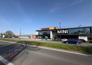 Gloednieuwe <strong>casco</strong> handelsruimte/showroom te huur. Fantastisch gelegen langs de <strong>commerciële Kortrijksesteenweg</strong> en op slechts 4 km van de E40 en R4. <br /><br />Dit commerciële pand betreft een showroom/handelsruimte van 1.870 m² en beschikt over open spaces met glazen vitrine waardoor men geniet van een zéér goede <strong>visibiliteit </strong>langs de voorzijde van het gebouw. Ook de mogelijkheid tot het huren van opslagruimte. Dankzij de casco-oplevering heeft u de flexibiliteit om de ruimte volledig aan te passen aan uw specifiek wensen en behoeften. Tevens beschikt het bedrijfsgebouw over een <strong>ondergrondse parking</strong>.<br /><br />Interesse? Neem vandaag nog contact met ons op voor meer informatie of een vrijblijvend plaatsbezoek. Bel <strong>PANORAMA B2B GENT KANTOREN</strong> op <strong>0477 44 39 30.</strong>