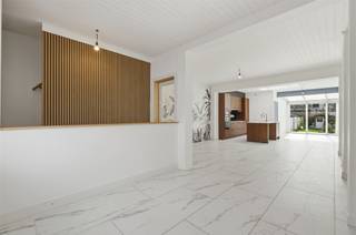 Cette maison rénovée se trouve dans l'une des rues les plus calmes de Malines. La façade en crépi décoratif blanc est surmontée d'un socle en...
