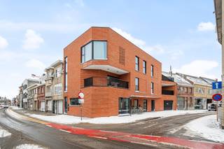 Deze nieuwbouwappartementen zijn voorzien van alle modern comfort, energie neutraal en knappe architectuur. De indeling van het 1eV  appartement, achteraan gelegen (ca 100,27m2 bew opp) is als volgt: inkomhal met gastentoilet, aangename en zeer lichtrijke leefruimte met open keuken grenzend aan het overdekte zonneterras van ca 11,82m2), aparte berging/wasplaats, 2 ruime slaapkamers aanwezig. extra's: ruime fietsenstalling en vuilnisberging voorzien, alles volledig geschilderd+verlichting, inclusief privatieve zonnepanelen, warmtepomp, lage gemeenschappelijke kosten (geen lift). Dit project valt onder 6% BTW (mits voorwaarden).