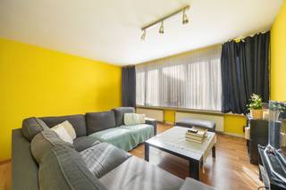 <p><strong>Dit lichtrijke appartement ligt</strong><span> op de eerste verdieping in een kleinschalig gebouw, op een strategische locatie vlak bij invalswegen, scholen, winkels en openbaar vervoer. Je geniet van een uitstekende bereikbaarheid en een comfortabele woonomgeving. Bovendien is er een garagebox inbegrepen.</span></p><p><br /></p><p><strong>Het appartement bestaat uit </strong>een ruime en lichtrijke leefruimte - een keuken voorzien van alle hedendaagse comfort met ingebouwde eettafel - twee slaapkamers - een badkamer met ligbad– een terras.</p><p><br /></p><p><strong>Troeven:</strong> - Gunstige ligging nabij winkels en scholen - Terras -  Garagebox - Lage gemeenschappelijke kosten</p>
