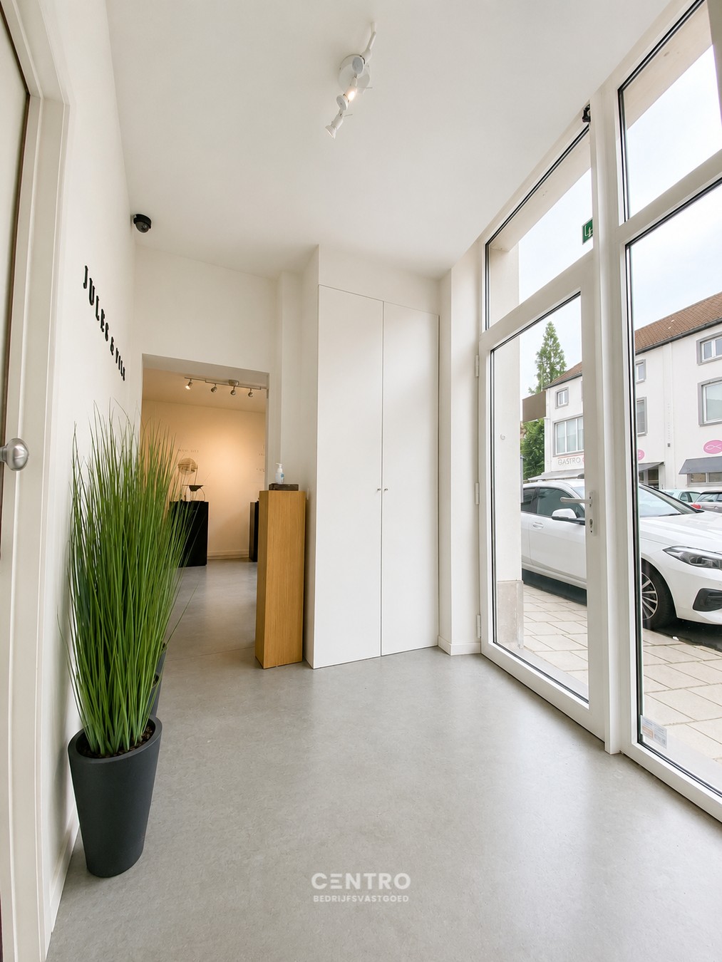 Lichtrijke KANTOOR / PRAKTIJKRUIMTE ± 100m² te HUUR in het centrum Roeselare. - photo 4