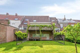 Op een vlot bereikbare ligging in de Zandputstraat te Menen bevindt zich deze interessante eigendom bestaande uit drie verzorgde wooneenheden. Dankzij de combinatie van een ruime instapklare woning en twee verhuurde woningen biedt deze eigendom tal van mogelijkheden voor investeerders, kangoeroewonen of een combinatie van eigen bewoning met verhuur.<br /><br />De centraal gelegen woning werd gebouwd in 2006 en werd steeds uitstekend onderhouden. Dankzij de kwalitatieve afwerking, lichtrijke ruimtes en praktische indeling geniet deze woning van een bijzonder aangenaam wooncomfort.<br /><br />Indeling:<br />Gelijkvloers: <br />-  inkomhal<br />- ruime garage <br />- berging <br />- slaapkamer<br />- badkamer voorzien van bad, douche, toilet en dubbele lavabo <br /><br />Eerste verdieping: <br />- lichtrijke leefruimte met zicht op groen<br />- volledig geïnstalleerde open keuken<br />- praktische berging <br />- ruim terras <br /><br />Tweede verdieping:<br />- bureauruimte<br />- twee volwaardige slaapkamers met mezzanine <br />- extra badkamer<br /><br />Daarnaast omvat het eigendom twee verzorgde woningen die momenteel verhuurd zijn, wat onmiddellijk zorgt voor een stabiel rendement.<br /><br />Extra troeven:<br />- Ideaal als investering of kangoeroewoning<br />- Gunstige EPC-scores (B-label)<br />- Conforme elektrische keuringen<br />Goede bereikbaarheid nabij openbaar vervoer en invalswegen<br />Interessante combinatie van eigen bewoning en verhuur<br /><br />Wenst u meer info over deze woning of wenst u een bezoek ter plaatse? Contacteer Alissia Dewitte (0472 18 64 21 - alissia.dewitte@dewaele.com) of Yoshi Vandeginste (0474 49 50 38 - yoshi.vandeginste@dewaele.com) <br /><br /><br />EPC: 139 kWh/m² / UC: 20260326-003831506-RES-1<br />EPC: 147 kWh/m² / UC: 20210310-0002427467-RES-1<br />EPC: 127 kWh/m² / UC: 20240408-0003205682-RES-1<br /><br />Bestuursmaatregelen in het maatregelenregister: nee