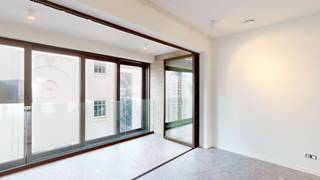 <p>Nieuwbouw appartement met zicht op de Schelde. <br /><br />Gelegen op de eerste verdieping van nieuwbouwproject THE GALLERY, vlakbij de Scheldekaaien en het vernieuwde Zuidpark. Geflankeerd door het MHKA, de Hoopnatie en vele galerieën, ademt deze site het bruisende karakter van het Zuid.<br /><br />Men betreedt het appartement via de inkomhal met separaat toilet. De leefruimte geniet veel lichtinval dankzij de grote raampartijen langs beide kanten. Open de schuifwanden en geniet van een inpandig Zuid-West gericht terras met zicht op de Schelde. Verder een volledig geïnstalleerde open <span>bulthaup </span>keuken met kookeiland.<br /><br />Achteraan bevinden zich 2 ruime slaapkamers, met telkens een ensuite badkamer.<span> </span>Masterbedroom met aansluitend badkamer voorzien van dubbele wastafel en ligbad. Verder een tweede slaapkamer met aansluitend een douchekamer. Bergruimte met aansluiting voor wasmachine en droogkast.<br /><br />Bijzonderheden: <br />- Mogelijkheid om een dubbele ondergrondse autostaanplaats nr 26 te huren aan 220 EUR/maand. <br />- Mogelijkheid om op vennootschap te huren<br /><br /></p>