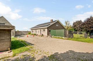Deze alleenstaande instapklare woning is zeer rustig gelegen.<br /><br />Op de gelijkvloerse verdieping is volgende indeling aanwezig: inkomhal, gastentoilet, lichtrijke leefruimte, ruime keuken, berging, garage, badkamer, 1 slaapkamer, tuin met weide en een bijgebouw.<br />Op de eerste verdieping zijn 2 slaapkamers (waarvan er in één nog een dakraam moet voorzien worden), wasplaats (met toilet) en een ruime zolder aanwezig.<br /><br />PLUSPUNTEN:<br />- +- 4400 M2 GROND<br />- CONFORME ELEKTRICITEIT<br />- RUSTIGE LIGGING