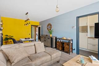 Dit instapklare gelijkvloerse appartement bevindt zich op een uitstekende locatie in Kapellen. Winkels, scholen en het openbaar vervoer zijn allemaal in de nabije omgeving terug te vinden. U betreedt het appartement via de centrale inkomhal met vestiairekast, die toegang biedt tot de verschillende ruimtes. De lichtrijke leefruimte geniet van veel natuurlijk daglicht dankzij het grote raam aan de voorzijde. Aansluitend bevindt zich de netjes onderhouden keuken, uitgerust met een 4-pits keramisch fornuis, dampkap en 1,5 spoelbak. Beide slaapkamers zijn voldoende ruim en rustig gelegen aan de achterzijde van het gebouw. Verder beschikt het appartement over een compacte, maar praktische badkamer, een apart gastentoilet en een handige berging. Aan de achterzijde bevindt zich het privatieve terras, wat een super tof plekje is om van de buitenlucht te genieten. Een bijkomende troef is dat de volledige voortuin van het gebouw in november 2026 volledig wordt heringericht. Daarnaast bestaat de mogelijkheid om een garagebox in de Hoenderhoflaan aan te kopen voor € 25.000. Deze is voorzien van een nieuwe automatische poort en een vernieuwd dak.<br />Gem.kosten: € 116/maand. Er is geen lift aanwezig in het gebouw.