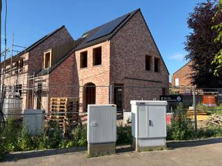 <p>Nieuwbouw met warmtepompen REEDS IN OPBOUW!</p>
<p>Deze woningen kunnen aangekocht worden aan 6% BTW als enige eigen woning of voor 15 jaar verhuur.</p>
<p>Binnenkort uw nieuwe energiezuinige thuis in een rustige straat in Maldegem maken? Mis deze kans niet! OPLEVERING EIND 2026!<br />Van deze 3 nieuwbouwwoningen wordt binnenkort gestart met de binnenafwerking. Hierbij kiest u volledig zelf nog de keuken, badkamer, vloeren, binnendeuren, …</p>
<p>De woningen zijn bijzonder degelik opgebouwd met betonnen tussenverdieping én 2 betonnen trappen. Ze scoren zeer goed qua energiezuinigheid dankzij de WARMTEPOMPEN met vloerverwarming, ZONNEPANELEN, superisolerende beglazing, vloer- muur- en dakisolatie, ventilatie type D,… Daarnaast zijn 2 regenwaterputten van elk 7500L voorzien.</p>
<p>De woningen zijn gelegen vlakbij centrum Maldegem. Daarnaast is er een vlotte verbinding met Antwerpen via de N49 en met het binnenland via de E40 te Aalter.</p>
<p>Contacteer Bonne Vastgoed 7 op 7 voor meer info via 050/73.73.73 of info@bonnevastgoed.be</p>