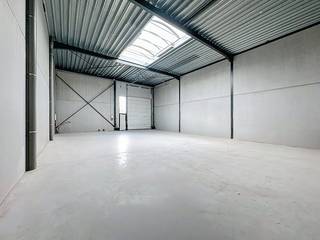 Unité PME à louer d'environ 217 m² sur le site de Reynaert à Vichte.Le local de stockage des coquillages a une hauteur libre de 6 mètres et est...