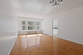 Oostende: Lichtrijk, instapklaar appartement met terras te koop!In het bruisende centrum van Oostende, op wandelafstand van winkels, restaurants,...