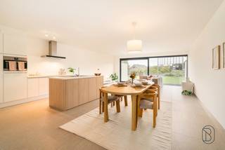 Deze kwalitatieve moderne energiezuinige architectenwoning met grote tuin is TOPgelegen in een groene omgeving, genietend van alle rust &...
