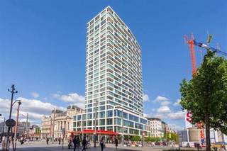 <p><span>Instapklaar app. met spectaculair & uniek zicht over de stad (verd 10) in de befaamde Antwerp Tower gelegen op een toplocatie naast het Operahuis en nabij zowel het Centraal Station als de Meir. Ideaal als woonst of investering. Dit schitterend app. met ca 95 m² bew.opp. bestaat uit een open ingerichte keuken met aansluitende berging en open leefruimte. Twee stijlvolle kamers wo 1 over een inpandig terras beschikt met een ongelooflijk prachtig zich over Antwerpen. Mooie doucheruimte met dubbele wastafel + apart toilet. Extra berging op de gang inbegrepen. Ondergrondse staanplaats in optie aan 40.000. </span></p><p><span>Dit app. combineert comfort en een unieke beleving nabij de bruisende winkelstraten. </span></p><p><span>Een prima ligging met internationale uitstraling. Uitstekende investering in hartje Antwerpen!</span></p><p><span> </span></p><p><span>Extra's: </span></p><p><span> </span></p><p><span>* ontvangstruimte aan de receptie beneden</span></p><p><span>* vloerverwarming rondom</span></p><p><span>De toren is stoer en stevig: een massief geheel van gepolijste betoncomponenten met witte marmergranulaten en de lichtgouden accenten van de venster. Antwerp Tower slaat een brug tussen een roemrijk verleden en een uitnodigende toekomst. </span></p><p><span>Tijdloos elegant, stijlvol eigentijds!</span></p><p><span> </span></p><p><span> </span></p><p><span> </span></p><p><span> </span></p>