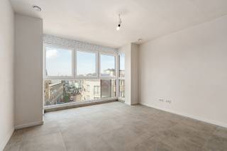 <p><strong>Nieuwbouw 1-slaapkamerappartement te huur – Residentie TRAPEGEER</strong></p>
<p>Dit modern nieuwbouwappartement is gelegen op de<strong> vierde verdieping</strong> in Residentie TRAPEGEER. De residentie telt slechts zeven appartementen en bevindt zich in het centrum van De Panne, op wandelafstand van strand, winkels en openbaar vervoer.</p>
<p><strong>Indeling:</strong><br />Lichtrijke, zongerichte woonkamer met open, volledig uitgeruste keuken. Eén slaapkamer en een moderne badkamer voorzien van inloopdouche en toilet. </p>
<p><strong>Troeven:</strong><br />• Nieuwbouw en instapklaar<br />• Dichtbij openbaar vervoer<br />• Lift aanwezig en slechts één appartement per verdieping voor optimale rust en privacy</p>
<p>Interesse? Contacteer <strong>Soraya</strong> via <strong>soraya@servimoholidays.be</strong> of <strong>058/22.41.70</strong>.</p>