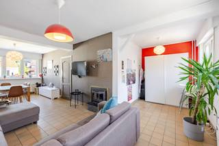 <p><span>Deze zeer ruime en uitstekend onderhouden gezinswoning, gelegen in een rustige straat in Oostende, biedt een uitzonderlijk woonvolume van ongeveer 225 m² bewoonbare oppervlakte. Met maar liefst 6 slaapkamers, een bureau, een garage (een zeldzame troef in deze buurt) en een aangename zonnige tuin van 108 m², is dit de ideale woning voor grote gezinnen of voor wie op zoek is naar veel ruimte en flexibiliteit.</span></p><p><span>De woning is perfect bewoonbaar in haar huidige staat en biedt tegelijk de mogelijkheid om verder te moderniseren naar eigen smaak.</span></p><p><span> </span></p><p><span>Een woning met uitzonderlijk veel ruimte, tal van mogelijkheden en een uitstekende ligging. Zeker een bezoek waard! </span></p><p><span> </span></p><p><span>Voor meer informatie of een bezoek contacteert u Timothy van Immo Zone op 0474/ 41. 28. 40.</span></p><p><span> </span></p>