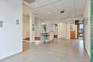 <p><strong>Handelsruimte met kantoren en ruime opslag in centrum Arendonk</strong></p>
<p>Op een uitstekende zichtlocatie in het centrum van Arendonk bevindt zich dit veelzijdige handelsgebouw met tal van mogelijkheden voor zelfstandigen, dienstverleners, handelszaken of bedrijven die nood hebben aan een combinatie van commerciële ruimte, kantoren en opslag.</p>
<p>De gelijkvloerse verdieping beschikt over een ruime onthaal- en handelsruimte die perfect ingericht kan worden als winkel, showroom, kantoor of klantenontvangst. Daarnaast zijn er verschillende afzonderlijke ruimtes aanwezig die kunnen dienen als kantoor, vergaderruimte of personeelsruimte. Dankzij de deels lichte binnenwanden kan de huidige indeling eenvoudig aangepast worden aan de wensen van de nieuwe eigenaar.</p>
<p>Op de eerste verdieping bevinden zich meerdere afzonderlijke kantoorruimtes die ideaal zijn voor administratie, werkplekken of extra commerciële doeleinden. De tweede verdieping omvat een kitchenette met eetruimte, een toilet, een berging en een bijkomende kantoorruimte.</p>
<p>Een absolute meerwaarde vormt de ruime kelderverdieping, bestaande uit verschillende praktische opslagruimtes en technische lokalen. Hierdoor leent het pand zich uitstekend voor ondernemingen die nood hebben aan een aanzienlijke stockageruimte op dezelfde locatie als hun handels- of kantooractiviteiten.</p>
<p>Naast het gebouw zijn drie parkeerplaatsen beschikbaar. Bovendien geniet het pand van een commerciële ligging met uitstekende zichtbaarheid en een vlotte verbinding naar de E34.</p>
<p><strong>Troeven</strong></p>
<p>✔ Handelsruimte op centrale locatie<br />✔ Grote opslagcapaciteit dankzij de volledige kelderverdieping<br />✔ Diverse kantoor- en werkruimtes aanwezig<br />✔ Flexibele indeling met verschillende gebruiksmogelijkheden<br />✔ Goede zichtbaarheid en commerciële uitstraling<br />✔ Parkeergelegenheid naast het gebouw<br />✔ Vlotte verbinding richting E34 en omliggende gemeenten</p>
<p><strong>Ideaal voor ondernemers die op zoek zijn naar een combinatie van commerciële ruimte, kantoren en uitgebreide opslagmogelijkheden op een strategische locatie in het centrum van Arendonk.</strong></p>