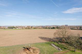 Op een toplocatie te Heverlee, nabij Gasthuisberg en Imec, mogen we u dit unieke penthouse aanbieden. We hebben maar liefst 170m²...