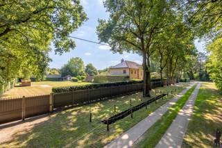 Recente, lichtrijke klassevilla op één van de mooiste locaties te Mol, nabij Postel en de Nederlandse grens. Het riante landhuis bevindt zich op...