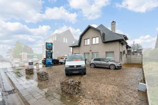 TE KOOP GERAARDSBERGENDit ruime bedrijfsgebouw met woonst is gelegen in de regio Geraardsbergen, aan een drukke weg met veel passage. Ideaal om uw...
