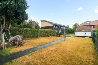 [[ DIT PAND NEEMT DEEL AAN DE ERA OPEN HUIZEN DAG OP 19/9 VAN 17:30 TOT 18:30 ]]
<h3>Woning met veel potentieel op een mooi perceel aan de rand van Eeklo</h3>

<p>Op een leuke en rustige locatie aan de rand van Eeklo vinden we deze <strong>halfopen bebouwing op een perceel van maar liefst 508 m²</strong>. De woning is volledig te renoveren, maar biedt dankzij de ligging, de perceeloppervlakte en de indeling heel wat mogelijkheden om er een mooie gezinswoning van te maken.</p>

<p>De woning bevindt zich op korte afstand van <strong>scholen, winkels en dagelijkse voorzieningen</strong>, waardoor dit een bijzonder interessante locatie is voor gezinnen of voor wie graag alles vlot bereikbaar heeft.</p>

<p>Een extra troef is de <strong>uitrit achteraan het perceel</strong>, met toegang tot de <strong>garage</strong>. Hierdoor zijn er niet alleen praktische parkeermogelijkheden, maar biedt het perceel ook extra flexibiliteit bij een toekomstige renovatie of herinrichting.</p>

<p>Wie op zoek is naar een woning die volledig naar eigen smaak en wensen kan worden aangepakt, krijgt hier een mooie kans. <strong>Een renovatieproject met potentieel, op een ruim perceel en op een aantrekkelijke locatie aan de rand van Eeklo.</strong></p>

<p><strong>Troeven:</strong></p>

<ul><li>Halfopen bebouwing</li><li>Perceel van 508 m²</li><li>Volledig te renoveren</li><li>Leuke ligging aan de rand van Eeklo</li><li>Scholen en winkels in de nabije omgeving</li><li>Uitrit achteraan</li><li>Garage aanwezig</li><li>Tal van mogelijkheden voor renovatie en inrichting</li></ul>

<p><strong>Ideaal voor wie op zoek is naar een woning met ruimte en mogelijkheden om er een echte thuis van te maken!</strong></p>