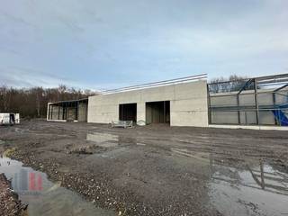 Nieuwbouw <strong>KMO-unit</strong> te koop met een oppervlakte van <strong>249 m² </strong>en 2 privatieve parkeerplaatsen.<br />De loods maakt deel uit van <strong>“Apollo”</strong>, een gloednieuw KMO-project bestaande uit diverse multifunctionele units vanaf 175 m² tot 832 m² (samenvoegbaar), waaronder enkele met kantoorverdieping (fase 2). Deze ontwikkeling ligt op <strong>minder dan 2 km</strong> van het op- en afrittencomplex van de <strong>E17 te Waregem</strong> – een absolute <strong>toplocatie</strong> voor ondernemers die belang hechten aan bereikbaarheid in een bedrijvige regio.<br /><br />De casco magazijnruimtes (brandklasse C) zijn opgebouwd uit een duurzame staalstructuur met geïsoleerde sandwichpanelen met afwerkingspaneel. Ze beschikken over een <strong>vrije hoogte van 6 meter</strong>, wat zorgt voor een optimaal gebruik van de ruimte. Elke unit is standaard uitgerust met een <strong>automatische sectionale poort</strong> (4 m B x 4,2 m H) met aparte toegangsdeur en bovenlicht, een lichtstraat met geïntegreerde RWA-koepel en een slijtvaste <strong>polybetonvloer </strong>(1T/m²). Tevens beschikt elke unit over een individuele regenwaterput van 15.000L.<br />Per unit zijn <strong>minstens twee privatieve parkeerplaatsen voorzien</strong> (niet inbegrepen in de verkoopprijs). De loodsen zijn ideaal voor uiteenlopende doeleinden zoals atelier, opslag en distributie.<br /><br />De middelenverbintenis met betrekking tot de oplevering van blok 1 is gepland voor het <strong>vierde kwartaal van 2026</strong>. Grijp nu je kans en investeer in een toekomstgerichte werkomgeving op een toplocatie!<br /><br /><span><span>Contacteer <strong>PANORAMA B2B</strong> voor bijkomende (technische) inlichtingen, plannen of een vrijblijvend <strong>plaatsbezoek 056 222 256.</strong></span></span>