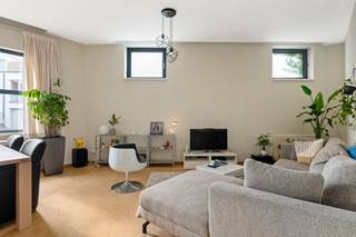 <p>Dit prachtige appartement geniet van een onwaarschijnlijke top ligging in Antwerpen op ’t gegeerde Zuid. The ‘place to be’ in het Antwerpse dankzij de nabijheid van tal van trendy hotspots waaronder de Scheldekaaien, het Museum van Hedendaagse Kunst én de gezelligste bars en restaurants. Hier leef je volledig op het ritme van de stad!</p>
<p>Via de inkomhal betreed je de uiterst zonnige leefruimte met een moderne, open keuken. Deze werd praktisch geïnstalleerd met een oven, dubbele spoelbak, kookvuur en uiteraard voldoende kastruimte. Verder beschikt het appartement over 2 slaapkamers en een nette badkamer met douche en lavabo in meubel. Het toilet is apart.</p>
<p><strong>Maandelijkse kosten:</strong> slechts € 25,00.</p>
<p><strong>Beschikbaar vanaf eind november 2026. </strong></p>
<p><br /><strong>Technische gegevens:</strong> Dak geïsoleerd in 2021, dubbele beglazing. <br /><strong>Bevindt zich niet in een risicozone voor overstromingen (P- en G-score D).</strong></p>