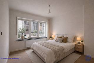 <p><span>Informatie appartement</span></p><p><span>Dit uiterst gezellige appartement op de gelijkvloers van een prachtig Art Deco gebouw, middenin de gezellige Universiteitsbuurt van Antwerpen. U komt binnen in een ruime leefruimte, afgewerkt met een lichtkleurige visgraat vloer. De open keuken, is uitgerust met o.a. een grote ijskast met aparte vriezer, grote oven, inductie kookplaat met dampkap, mat zwarte spoelbak met mat zwarte kraan en veel opbergruimte. Verder is er een ruime slaapkamer van ca. 12m² op visgraat vloer. De badkamer is voorzien van een regendouche, houten lavabomeubel met verlichte spiegel, toilet en een handdoekradiator. Daarnaast is een gemeenschappelijke fietsenstalling en afvallokaal. Het volledige appartementsgebouw (betonnen constructie!) is gerenoveerd en bestaat uit 10 appartementen en een kelder. Aparte meters voor gas en elektriciteit, water is collectief met tussenmeters. De maandelijkse vaste kosten zijn nog niet vastgesteld, deze zullen LAAG zijn gezien er geen lift aanwezig is en wordt geschat op ca. 30 EUR/maand. Door de interessante en RUSTIGE ligging is dit appartement ideaal voor studenten, als opbrengsteigendom of eigen woning! Er zijn verschillende supermarkten, barretjes en restaurants op wandelafstand!</span></p><p><span> </span></p><p><span>Indeling</span></p><ul><li><span>Ongelofelijk lichtrijke leefruimte voorzien van een knappe visgraat vloer, met aansluitend open keuken. </span></li><li><span>Volledig uitgeruste, open keuken voorzien van een ijskast met aparte diepvries, grote oven, inductie kookvuur met dampkap en spoelbak met kraan in mat zwarte uitvoering.</span></li><li><span>De badkamer, in mat zwarte uitvoering, is voorzien van een ruime regendouche met handdouche, lavabomeubel met verlichte spiegel, handdoekradiator en een hangtoilet.</span></li><li><span>Ruime slaapkamer ca. 12m².</span></li><li><span>In de kelder is er een privatieve berging inbegrepen in de aankoopprijs.</span></li></ul><p><span> </span></p><p><span>Renovatiewerken</span></p><ul><li><span>Nieuwe keuken en badkamer;</span></li><li><span>Vernieuwde elektrische en sanitaire installaties;</span></li><li><span>Bezetten en schilderen muren;</span></li><li><span>Plaatsing nieuwe vloeren;</span></li></ul><p><span> </span></p><p><span>Extra's</span></p><ul><li><span>Aandeel basisakte ten bedrage van 850 euro t.l.v. de koper.</span></li></ul><p><span> </span></p><p><span>Algemene informatie</span></p><ul><li><span>Algemene kosten: nog niet vastgesteld - door eigenaars te regelen. Geschat op 30 euro/maand + afrekening water via tussenmeters.</span></li><li><span>Privatieve meter voor elektriciteit en gas. </span></li><li><span>Collectieve meter voor water met tussenmeters.</span></li></ul><p><span> </span></p><ul><li><span>EPC: label B (geen renovatieplicht)!</span></li><li><span>Asbestattest: Veilig.</span></li><li><span>Elektrische keuring: in aanvraag.</span></li></ul><p><span> </span></p><p><span>Gebouw</span></p><ul><li><span>Het appartementsgebouw is een betonnen constructie bestaande uit een kelder, gelijkvloers en 4 verdiepingen met telkens 2 appartementen.</span></li><li><span>Dak geïsoleerd conform norm 2050!</span></li><li><span>Geen lift aanwezig.</span></li><li><span>Parlofoon aanwezig.</span></li></ul><p><span> </span></p><p><span>Ligging</span></p><ul><li><span>Uiterst gunstige ligging in de Universiteitsbuurt in centrum Antwerpen.</span></li><li><span>Verschillende universiteiten en hoge scholen op wandel- en fietsafstand.</span></li><li><span>Toffe winkeltjes, gezellige barretjes, restaurants en supermarkten op wandelafstand!</span></li><li><span>MOBISCORE: 9,3/10!</span></li></ul><p><span> </span></p><p><span>* De informatie in deze prospect is ter informatieve titel: de kandidaat-kopers moeten hun eigen zaak maken van het verkrijgen, controleren en interpreteren van deze informatie.</span></p>