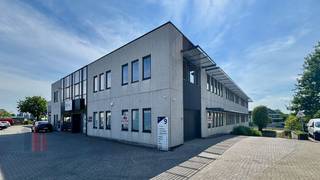 Op een <strong>toplocatie in de onmiddellijke nabijheid van de Ring 0 en het op- en afrittencomplex van de E40 in Zellik</strong>, bevindt zich deze functionele en vlot bereikbare bedrijfsruimte met diverse gebruiksmogelijkheden.<br /><br />De site beschikt over een ruime <strong>magazijnruimte van 266 m²</strong> met een vrije hoogte van 3,2 meter, ideaal voor opslag of lichte productie. Daarnaast is er een afzonderlijke<strong> kantoorruimte van 108 m²</strong>, wat het pand geschikt maakt voor bedrijven die behoefte hebben aan een combinatie van logistiek en administratie. De loods is uitgerust met een sectionale poort en biedt parkeergelegenheid voor de deur, wat de toegankelijkheid voor personeel en leveringen optimaliseert.<br /><br />Een uitstekende opportuniteit voor bedrijven die op zoek zijn naar een goed gelegen, praktische en efficiënte bedrijfsruimte in de regio Brussel.<br /><br /><strong>Onmiddellijk beschikbaar</strong>.<br /><br />Aarzel niet en contacteer <strong>PANORAMA B2B</strong> voor bijkomende inlichtingen, lastenboek, plannen of een vrijblijvend plaatsbezoek <strong>0477 07 30 30</strong>.