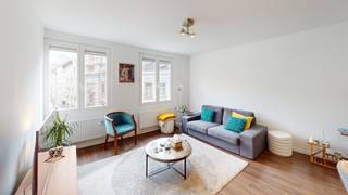 <p>Twee slaapkamer midden in het bruisende Historische Centrum van Antwerpen. <br /><br />Ideaal gelegen nabij het gezellige Hendrik Conscienceplein, wandelend naar de winkelstraten, maar ook gunstig nabij het Centraal Station. <br /><br />Open leefruimte waar gretig zonlicht binnen schijnt met als extra troef de grote raampartijen en gezellige open keuken, voorzien van de gebruikelijke toestellen. Verder twee ruime slaapkamers en een badkamer voorzien van inloopdouche, wastafel en aansluiting voor wasmachine - en droogkast. Separaat toilet. <br /><br />Kortom, ideale verblijf voor rasechte stadsmussen die houden van de Antwerpse hustle and bustle.</p>