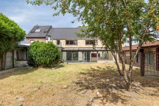 Ontdek deze uitzonderlijk ruime en veelzijdige woning, gelegen in de Tuitenbergstraat 72 te Eizeringen. De woning werd gebouwd in 2010, beschikt over een gunstig EPC-label B en valt meteen op door haar royale volumes en bijzonder ruime slaapkamers.<br /><br />De woning biedt maar liefst 4 zeer ruime slaapkamers, 3 badkamers, 2 keukens en 2 afzonderlijke leefruimtes. Dankzij deze uitzonderlijke indeling zijn er tal van mogelijkheden en is de woning uitermate geschikt voor een groot of nieuw samengesteld gezin, kangoeroewonen. <br /><br />Ook op het vlak van bergruimte en praktische voorzieningen heeft deze woning heel wat te bieden. Er is een kelder, een ruime garage (voor twee wagens) en een afzonderlijke motorgarage. Daarnaast beschikt het pand over een bijgebouw met sanitaire voorzieningen en veel extra opbergruimte, ideaal voor hobby, werk, opslag of een andere invulling.<br /><br />Buiten geniet u van een tuin van ca. 200 m², die voldoende ruimte biedt om gezellig te ontspannen of met het gezin van het buitenleven te genieten.<br /><br />Een bijzondere eigendom voor wie op zoek is naar veel woonruimte, grote kamers en maximale flexibiliteit. De combinatie van vier slaapkamers, drie badkamers, twee leefruimtes, twee keukens, ruime bergmogelijkheden en verschillende bijgebouwen maakt van deze woning een aanbod dat u maar zelden tegenkomt.<br /><br />De uitzonderlijke ruimte en mogelijkheden van deze woning laten zich het best ontdekken tijdens een bezoek.<br /><br />Meer informatie of een bezoek inplannen? Contacteer ons via laura@immoaccenta.be of via 053 41 57 92. We helpen u graag verder.