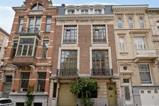Deze indrukwekkende, eclectische woning bevindt zich in de begeerde wijk “Zurenborg”. Achter deze monumentale gevel schuilt een schat aan...