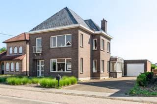 <p><span>Karaktervolle, verrassend ruime gezinswoning met heel wat potentieel, gunstig gelegen net buiten het landelijke dorpscentrum van Putte, op een mooi perceel van 656 m².</span></p><p><span> </span></p><p><span>Deze lichtrijke woning werd steeds met de grootste zorg onderhouden. De woning heeft een verrassend ruime bewoonbare oppervlakte en is functioneel ingedeeld. Via een riante inkomhal betreedt u de woning om vervolgens de lichtrijke woonkamer met aansluitend veranda / zithoek en keuken te bereiken. De woning is uitermate praktisch ingedeeld waarbij de nachthal op de eerste verdieping toegang geeft tot 3 ruime slaapkamers. De zolder is heden bereikbaar via schuiftrap, doch biedt nog potentieel voor extra kamers. Stockage is mogelijk in verscheidene bergruimtes. Parkeergelegenheid is ruimschoots voorzien op de oprit en in de vrijstaande garage. En indien u niet binnen wilt vertoeven, kan u heerlijk tot rust komen in de aangename, noordoost georiënteerde tuin met ruim terras.</span></p><p><span> </span></p><p><span>De woning is absoluut gunstig gelegen nabij het landelijke dorpscentrum met scholen - winkels - sport- en ontspanningsmogelijkheden. Dankzij de centrale ligging tussen Brussel - Antwerpen en Mechelen - Leuven is de woning vlot bereikbaar.</span></p><p><span> </span></p><p><span>Kom de troeven van deze woonst ter plaatse ontdekken en maak een afspraak: 015/755 444 of <span>info@immovercammen.be</span></span><span> </span></p><p><span>Renovatieplicht EPC: binnen 6 jaar na aankoop = verplichte renovatie tot label D of beter.</span></p><p><span> </span></p><p><span> </span></p>