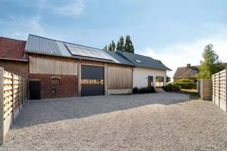 Alleenstaand huis met loods (148m²) en weide te koop in Westvleteren. Deze nieuwe woning is ideaal voor wie op zoek is naar een energiezuinig huis zonder werk. Het huis is gelegen in de Westvleterseweg 39A op een privaat perceel van 2.020m². De ruime gerenoveerde loods maakt dit huis uitermate interessant voor wie op zoek is naar een woning met veel opslagruimte. Ideaal voor een zelfstandigen met materiaal! Volledig nieuwbouw op palen. 6% btw!<br /><br />INDELING<br />Gelijkvloers: Inkomhal met apart toilet - ruime lichtrijke woonkamer met zicht op het terras en de weide - aansluitende open keuken met kwalitatieve toestellen - ruime berging/wasplaats.<br /><br />Eerste verdieping: Toilet - 3 ruime slaapkamers - badkamer met inloopdouche en ligbad.<br /><br />Ruime bergzolder.<br /><br />Buiten: Toegangspoort tot het perceel - binnenkoer - ruime loods met dubbele sectionaalpoort waardoor je rechtstreekse toegang hebt tot de weide - terras bij de woning - weide.<br /><br />TROEVEN<br />Nieuwbouwwoning<br />Gebouwd op palen<br />Drie mooie slaapkamers<br />Ruime loods<br />Kwalitatieve materialen <br />Zonnepanelen<br />Vloerverwarming met warmtepomp<br />Regenput<br /><br />De eigendom wordt aangeboden via de Pre-sale formule. Op 19/09/2026 tussen 10:00 en 12:00 kan u het huis met magazijn op afspraak komen bezichtigen en een bod uitbrengen. De vermelde prijs is een instelprijs. Voor meer info, gelieve contact op te nemen met de dossierverantwoordelijke.<br /><br />Bestuursmaatregelen in het maatregelenregister: in aanvraag<br /><br />Deze AI-visualisaties zijn bedoeld als inspiratie. Er werd geen rekening gehouden met technische specificaties, stedenbouwkundige voorschriften of de concrete mogelijkheden tot realisatie.