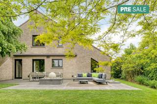 Ontdek dit huis tijdens de Pre-sale dinsdag 23/06 van 17u30 tot 18u30, maak nu je afspraak!Ontdek dit alleenstaand huis met 3 kamers en een aparte bureauruimte op gunstige ligging te koop in Waregem! Gelegen op een mooi perceel van ca. 1.081m² biedt dit huis alles wat u zoekt: comfort, ruimte en een prachtige tuin om in te ontspannen. Het huis is gunstig gelegen met een vlotte bereikbaarheid nabij invalswegen.INDELINGGelijkvloers:Inkomhal - bureauruimte - gastentoilet - lichtrijke leefruimte in parket met houthaard - ingerichte keuken - wasberging met douche - dubbele garage - kelder - aangename tuin met diverse terrassen en zicht op paardenweideEerste verdiep:Nachthal - slaapkamer 1 - slaapkamer 2 - slaapkamer 3 - badkamer Zolder met valtrapALGEMENE INFO - Gunstig EPC- Zonnepanelen (14)- Smappee laadpaal- Warmtepomp- CV gas- Dubbel glas ( Afzelia hout)- Rolluiken- Regenwater 2 x 5.000LTROEVEN- Gunstige ligging nabij invalswegen- Mooi goed onderhouden eigendom- Gunstig EPC* Eigendom beschikbaar vanaf 01/04/2027 De eigendom wordt aangeboden via de Pre-sale formule. Op 23/06/2026 tussen 17:30 en 18:30 kan u de woning op afspraak komen bezichtigen en een bod uitbrengen. De vermelde prijs is een instelprijs. Voor meer info, gelieve contact op te nemen met de dossierverantwoordelijke.Bestuursmaatregelen in het maatregelenregister: nee