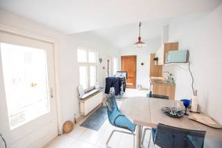 Gesloten bebouwing nabij het centrum van Wakken. De woning heeft volgende indeling: leefruimte, ruime keuken, badkamer met ligbad en douche. Boven vinden we een ruime overloop/kamer terug en 2 slaapkamers. De woning is ook voorzien van een koertje. <br />Beschikbaar vanaf 15/11/2026. Voor meer info of een bezoek, mail naar anke@immoroba.be