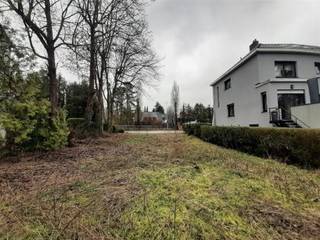 Beautiful building plot located a few hundred metres from the British School. This south-facing land has a width on the street side of +/- 15.50 m on...