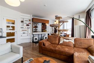 <p><span>Instapklaar hoekappartement (78 m²) met 1 slaapkamer en balkon in Antwerpen (2020)</span></p><p><span>Dit verzorgde hoekappartement biedt een centrale ligging met een uitstekende bereikbaarheid. De snelweg en belangrijke invalswegen bereik je in slechts enkele minuten, terwijl tram en bus zich letterlijk voor de deur bevinden. Ook de dorpscentra van Wilrijk en Hoboken liggen vlakbij en dankzij de verschillende velo-stations in de omgeving verplaats je je moeiteloos in alle richtingen.</span></p><p><span>Het appartement bevindt zich op de tweede verdieping van een verzorgd hoekgebouw met vier verdiepingen. Het dak werd in 2023 conform geïsoleerd en de vaste kosten bedragen €190 per maand. Hierin zijn onder meer de blokpolis, syndicus, het onderhoud en de elektriciteit van de gemeenschappelijke delen, het waterverbruik en de verwarming (met tussenmeters) inbegrepen.</span></p><p><span>In 2022 werd het appartement grondig gerenoveerd, wat resulteert in een gunstige EPC-score B. Het beschikt over conforme elektriciteit en PVC-ramen met dubbele beglazing.</span></p><p><span>Via de inkomhal bereik je alle ruimtes. De lichtrijke woonkamer van maar liefst 40 m² bevindt zich op de hoek van het gebouw en geniet dankzij de grote raampartijen van veel natuurlijke lichtinval. De aparte keuken van 9 m² is uitgerust met een kookvuur, dampkap, spoelbak, vaatwasser en ingebouwde oven. Aansluitend bevindt zich een gezellig balkon.</span></p><p><span>Verder beschikt het appartement over een ruime slaapkamer van 15 m² en een badkamer van 7 m², voorzien van een vrijstaand ligbad en een dubbel lavabomeubel. Het toilet is apart en ook is er nog een praktische berging aanwezig in het appartement. Daarbovenop beschik je over een privatieve kelderberging, ideaal als extra opslagruimte.</span></p><p><span>Ben je op zoek naar een instapklaar startersappartement met veel lichtinval, een gunstige energiescore en een uitstekende bereikbaarheid? Mis deze kans niet! Bewoonbare opp. 78 m² – ref.: bruto vloeropp. Voor meer info of een gratis schatting surf naar </span><span><span>www.hansimmo.be</span></span><span>.</span></p><p><span> </span></p>