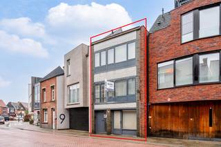 Op een absolute toplocatie, pal aan het marktplein van Herenthout, vinden we deze ruime woning met een doordachte indeling en tal van...