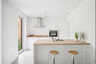 Deze halfopen nieuwbouwwoning is gelegen vlakbij het centrum Booischot, vlakbij openbaar vervoer, scholen, supermarkten en andere handelszaken.We...